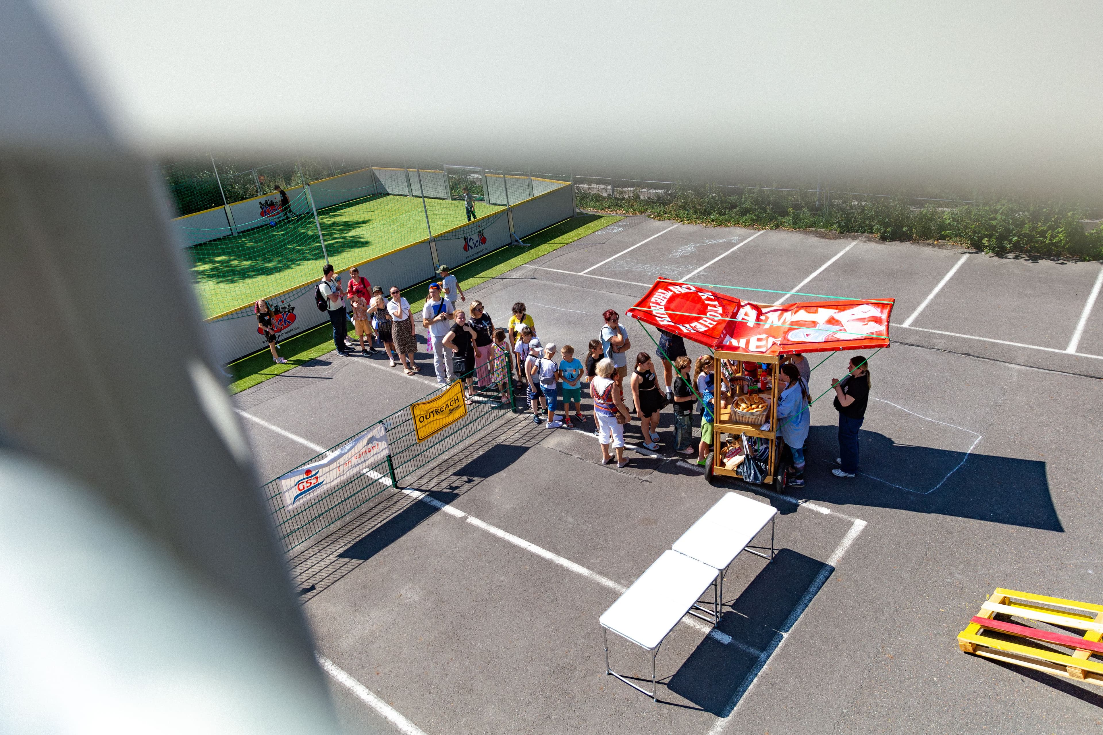 *migrant* kitchen-on-the-run